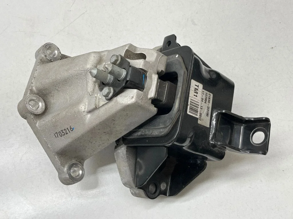 Engine mount bracket 21830D3100