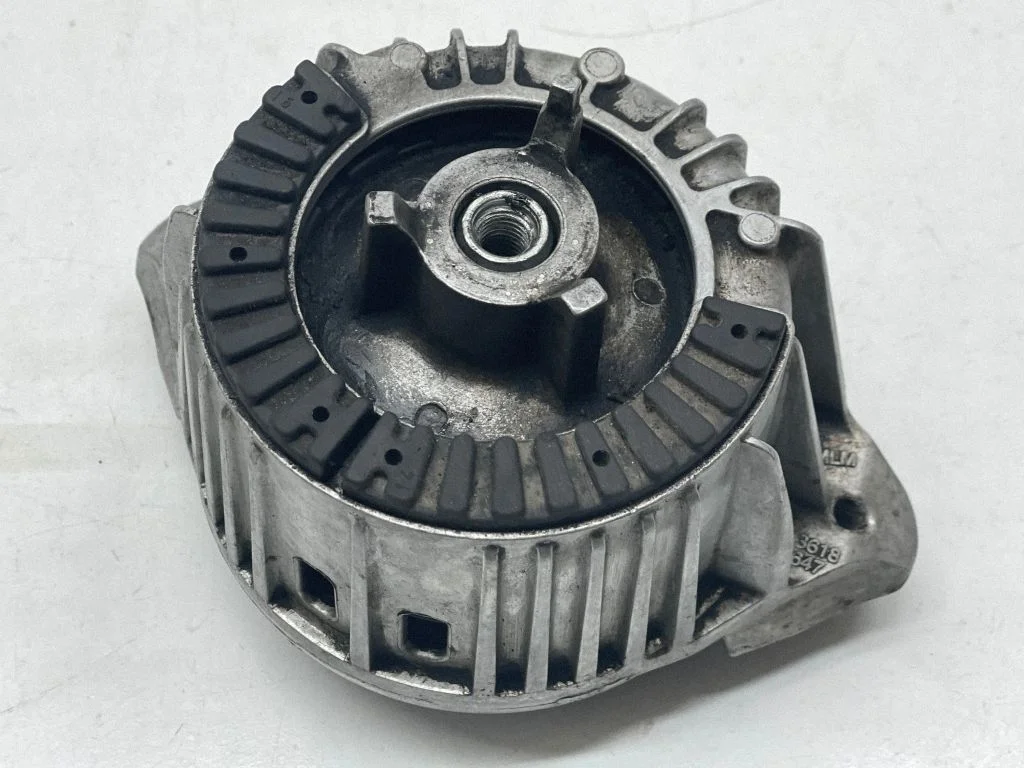 Engine mount bracket A2042404717