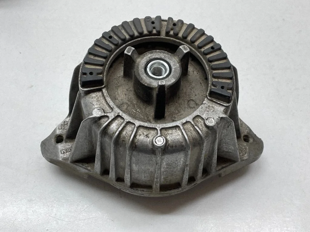 Engine mount bracket A2042404717
