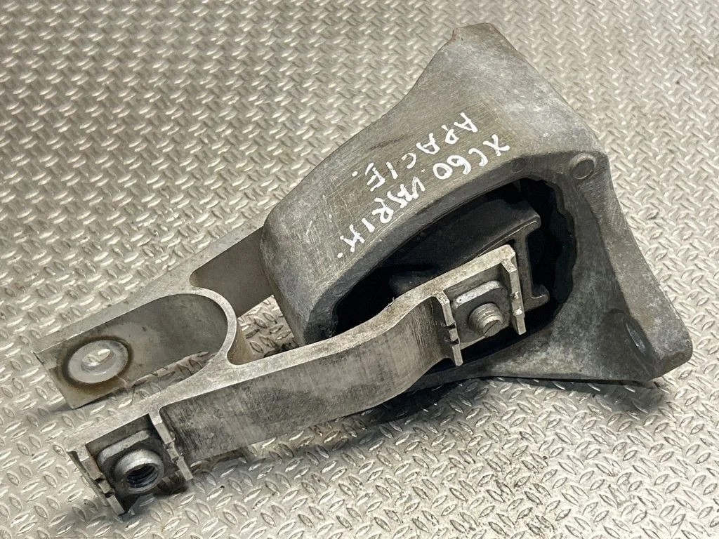 Engine mount bracket 31480565