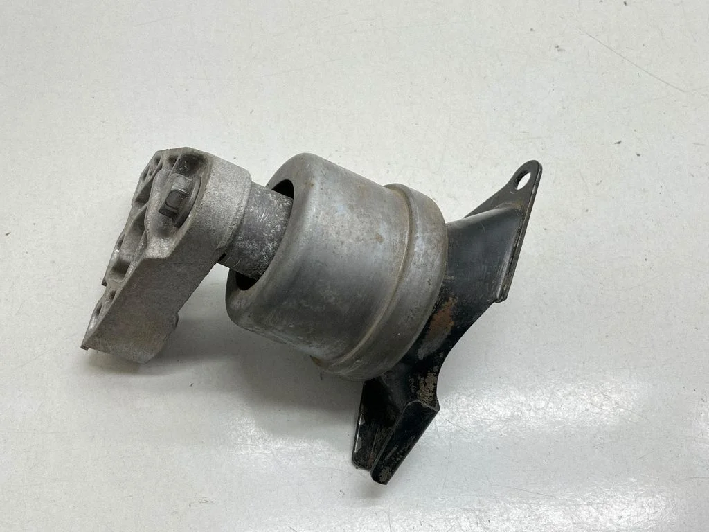 Engine mount bracket 7E0199256J