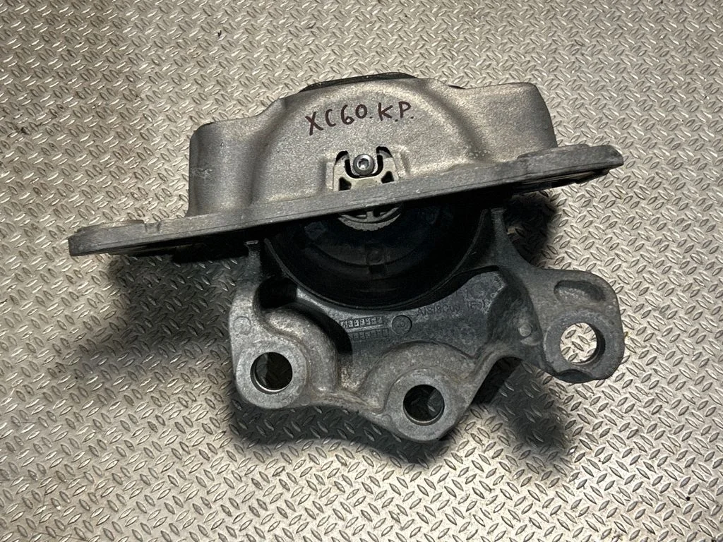 Engine mount bracket 31460716