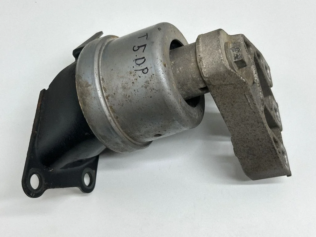 Engine mount bracket 7E0199256J