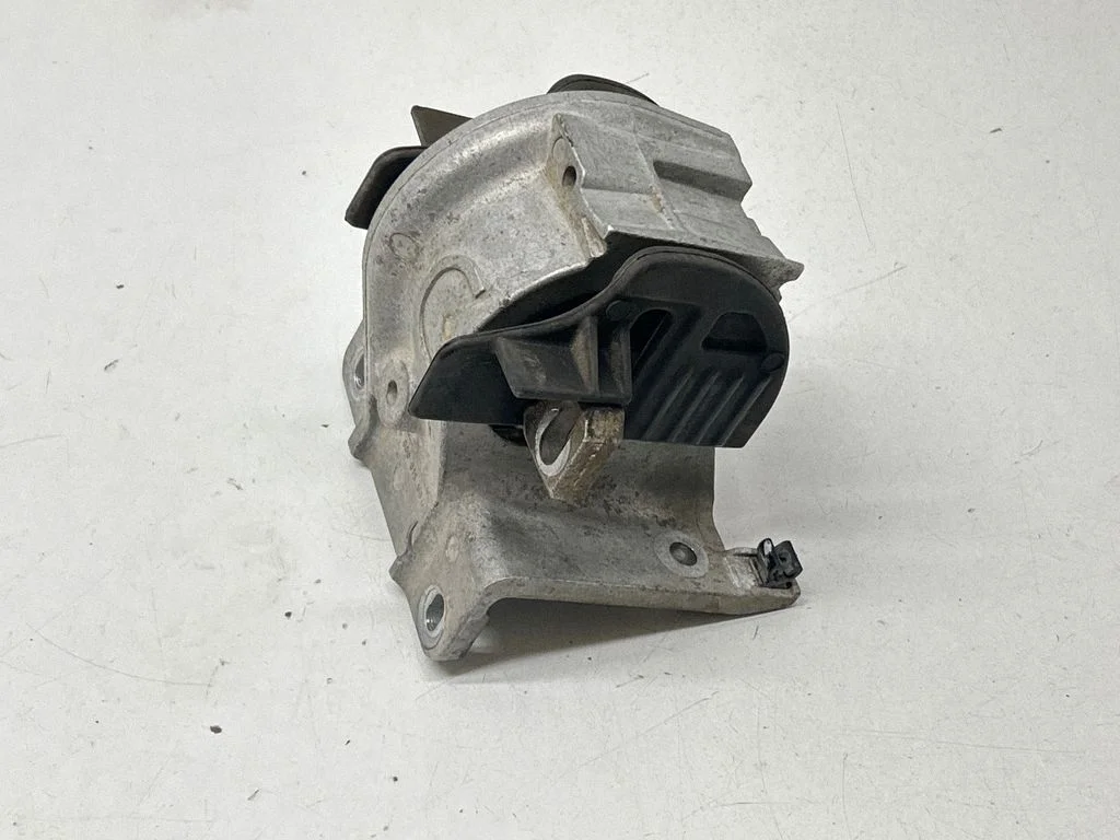 Engine mount bracket A000815800