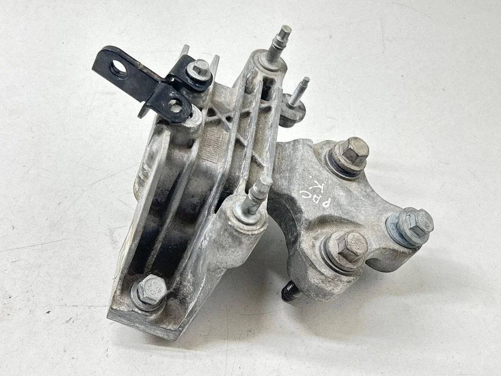 Engine mount bracket – Chrysler Pacifica (2017-)