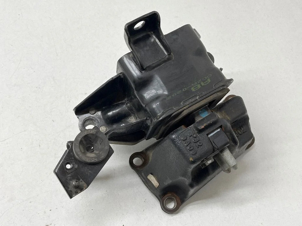 Engine mount bracket 21830A8000