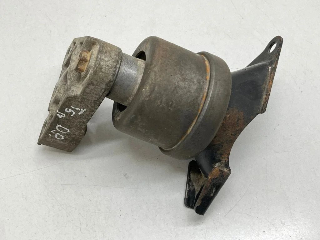 Engine mount bracket 7E0199256J