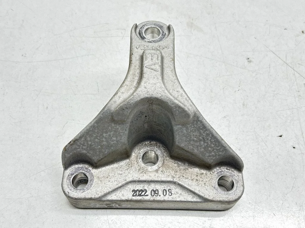 Engine mounting bracket 365940EDA0