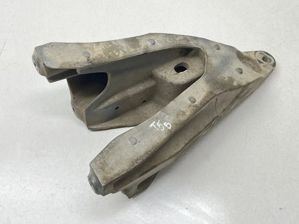 Engine mounting bracket 7E9199370