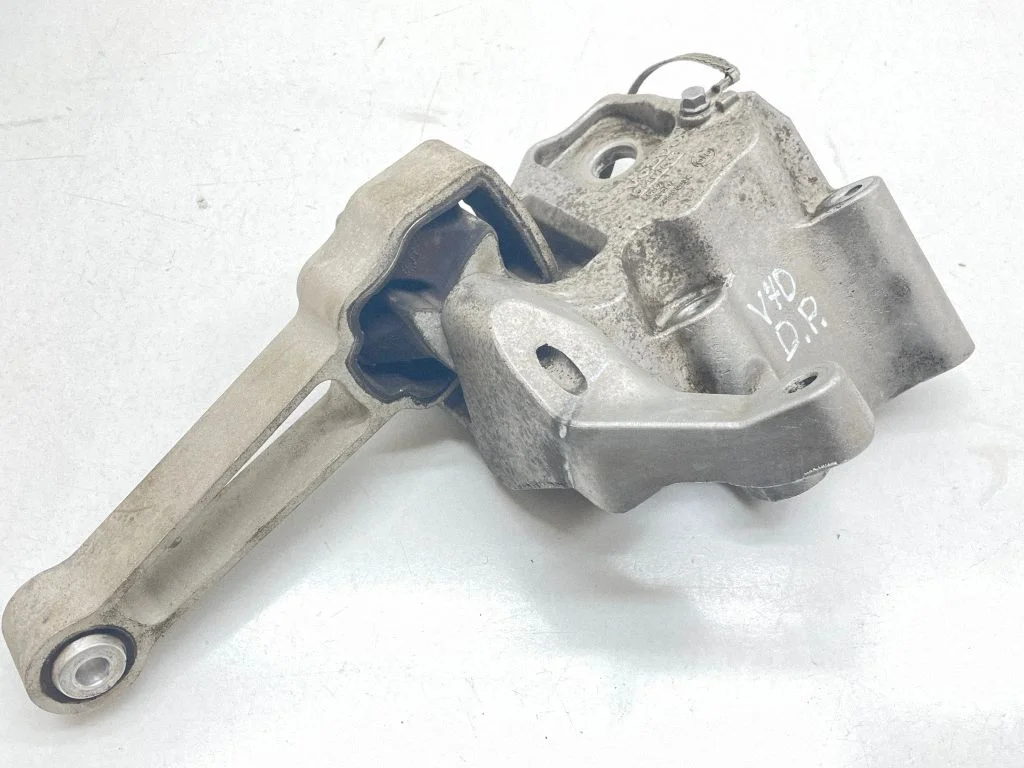 Engine mounting bracket 31401633