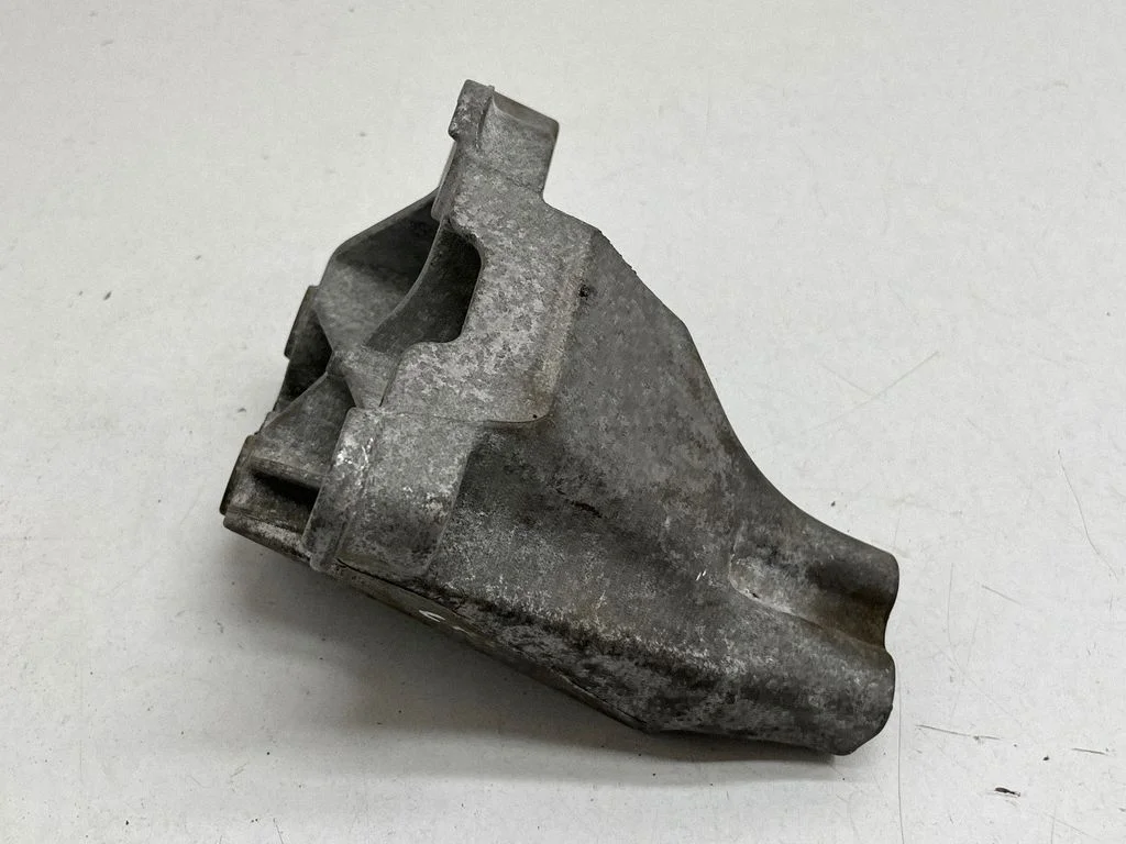 Engine mounting bracket 68375850AA