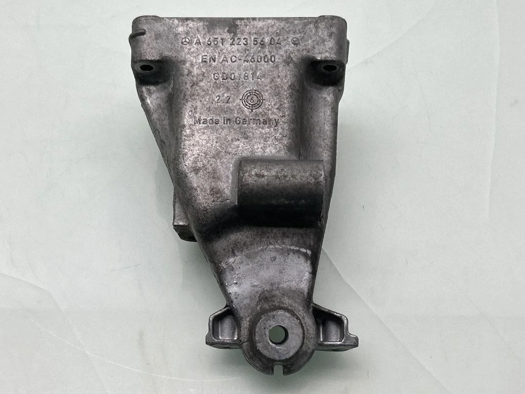 Engine mounting bracket A6512235604