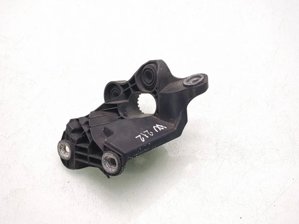 Engine mounting bracket