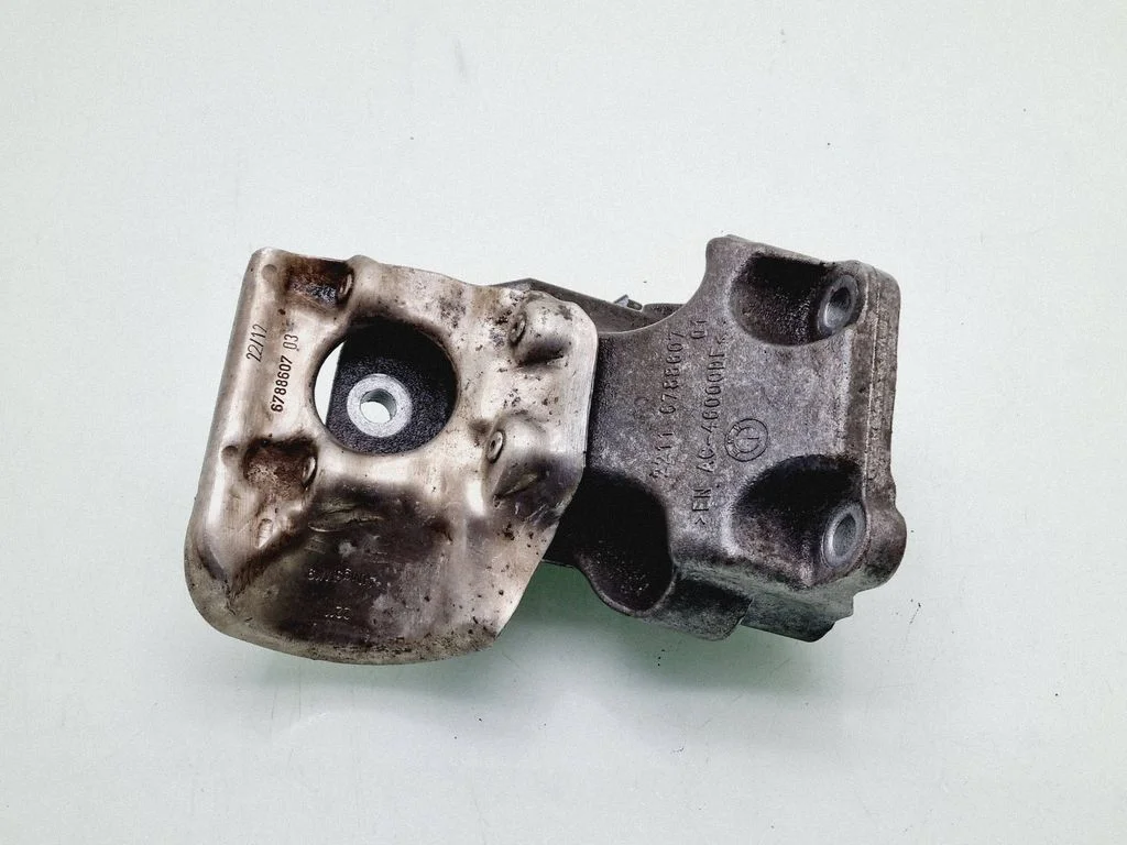 Engine mounting bracket 22116788607