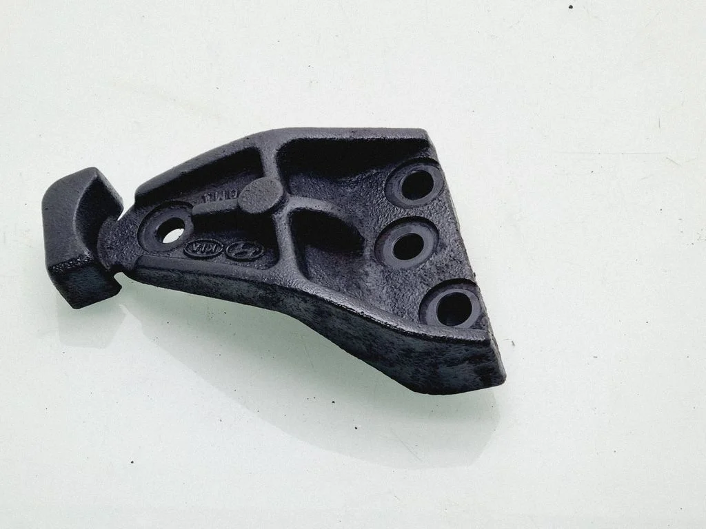 Engine mounting bracket