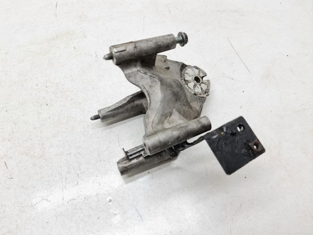 Engine mounting bracket 070199308A