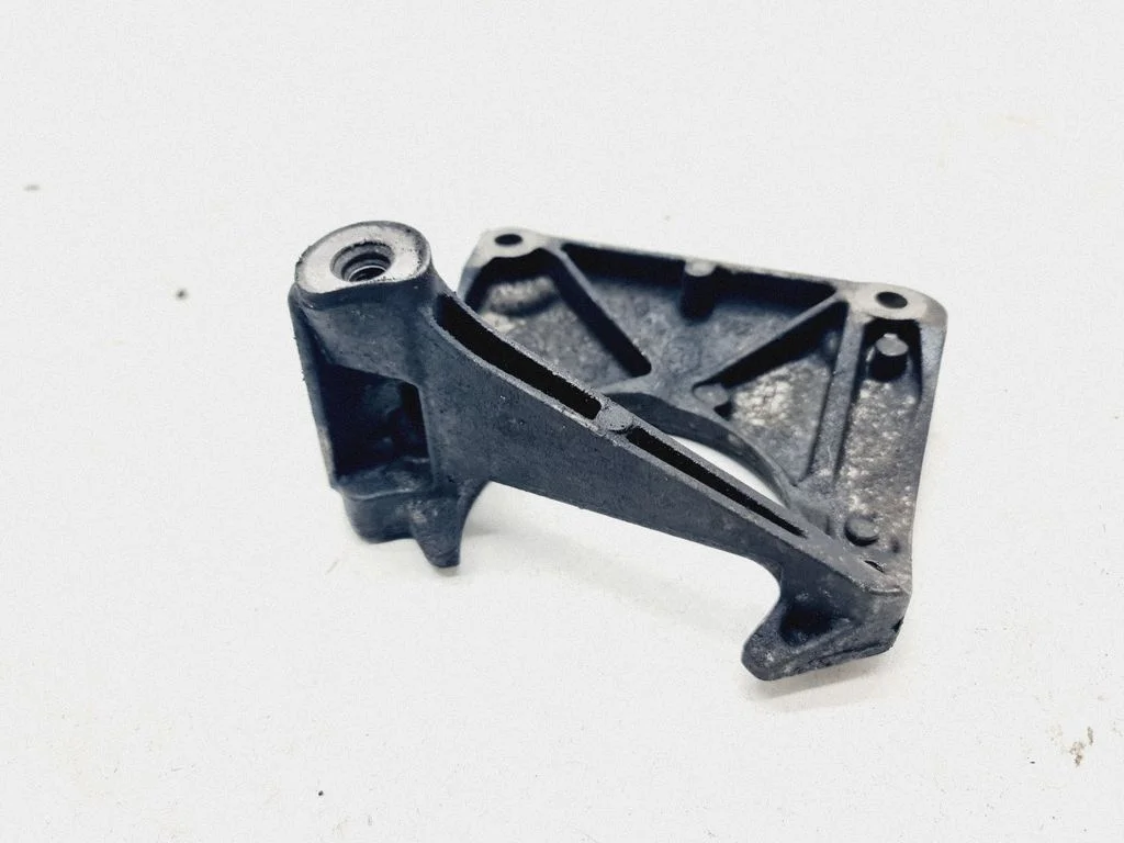 Engine mounting bracket 22116761117