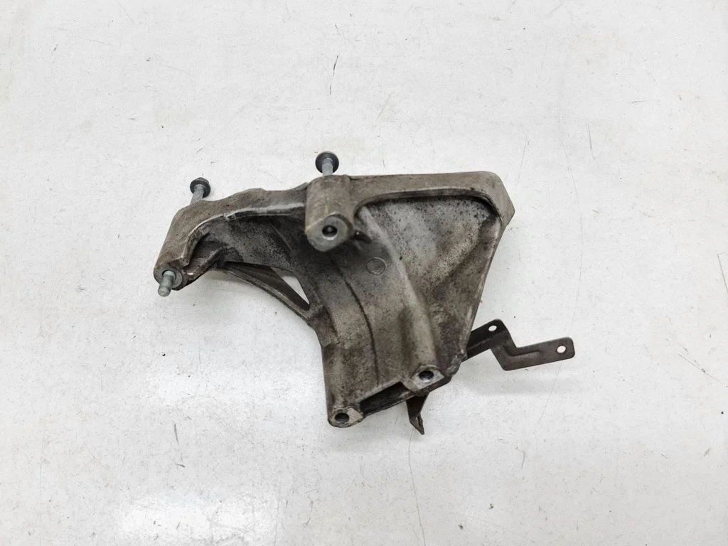 Engine mounting bracket 070199307A