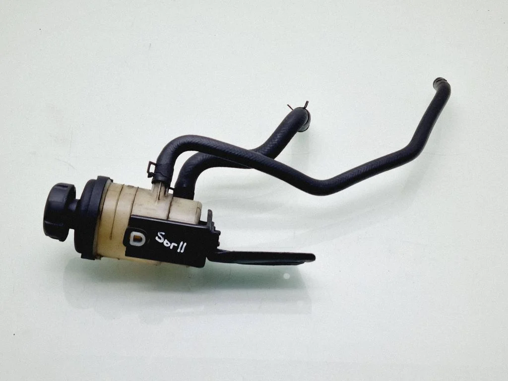 Power steering fluid tank/reservoir