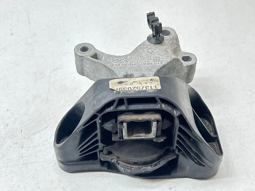 Engine mount bracket 113752039R