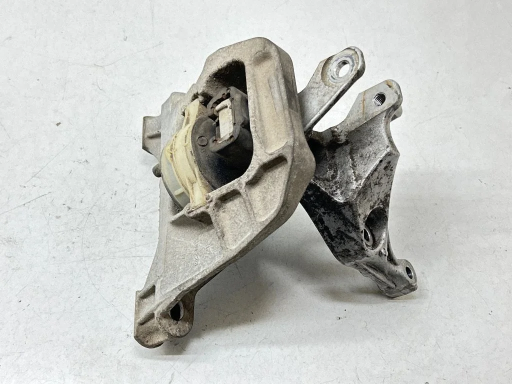 Engine mount bracket 4A110010