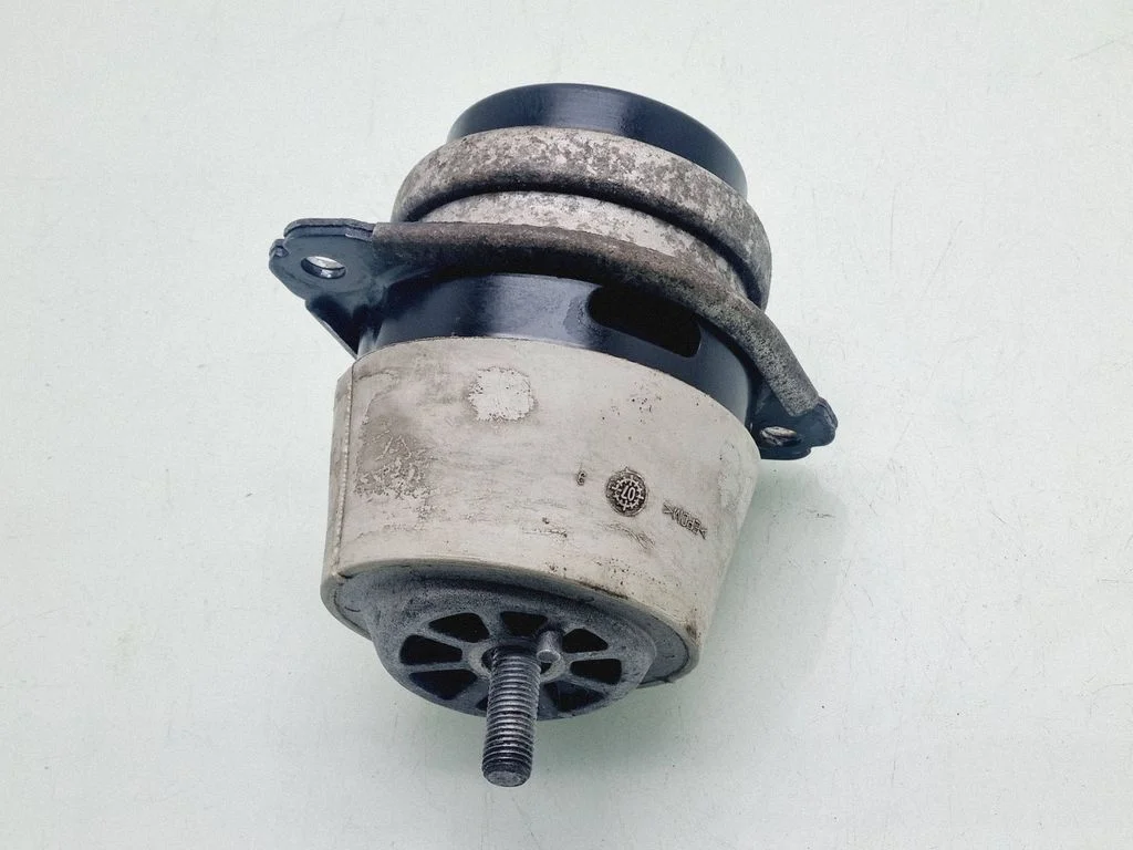 Engine mount bracket 7L8199131A