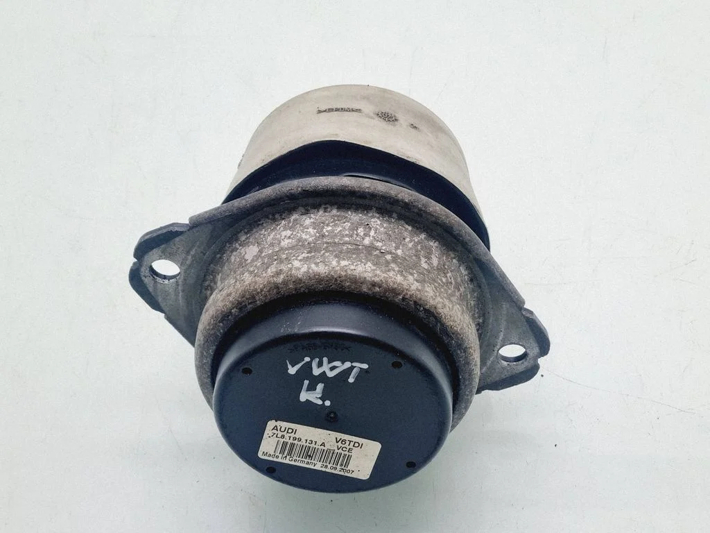 Engine mount bracket 7L8199131A