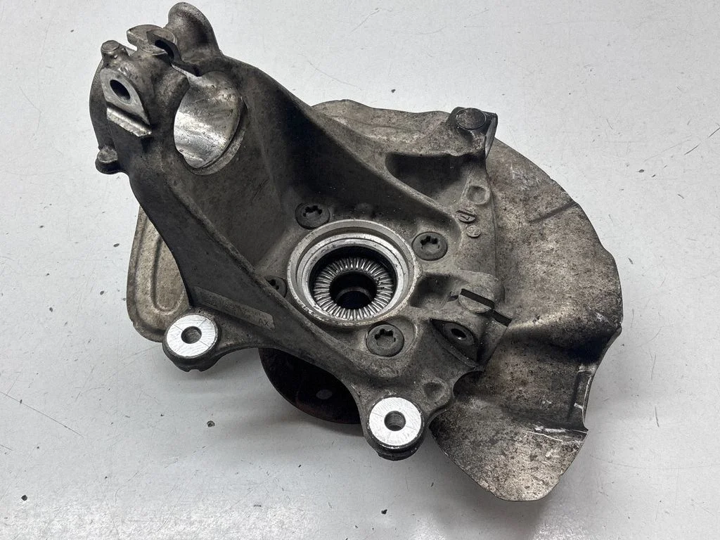 Front wheel hub 6876646