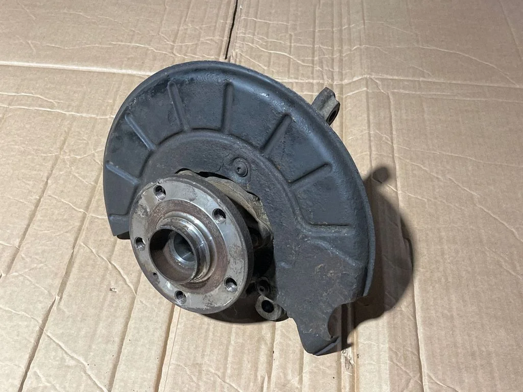 Front wheel hub – front left