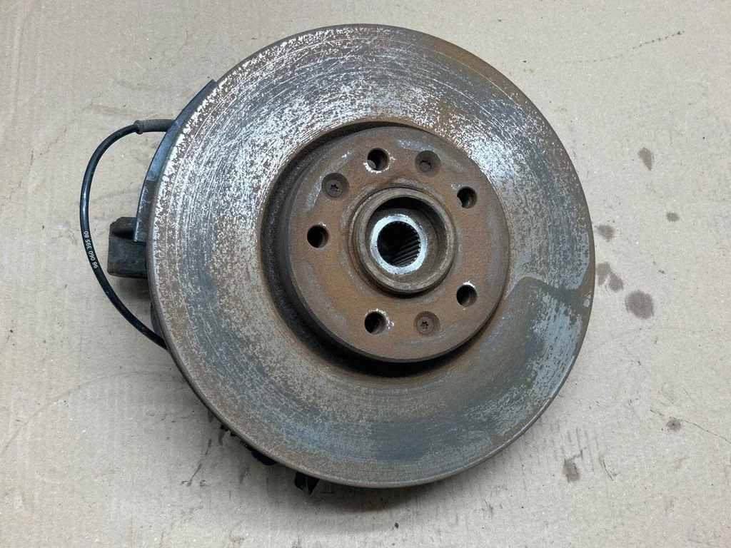 Front wheel hub SU001A6462
