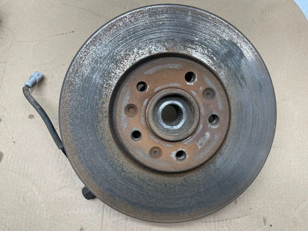 Front wheel hub SU001A6463