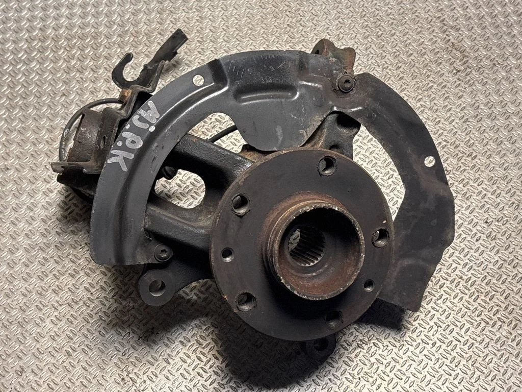 Front wheel hub 411614022R