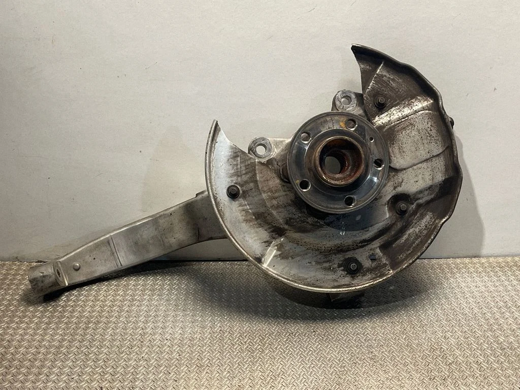 Front wheel hub 32298140