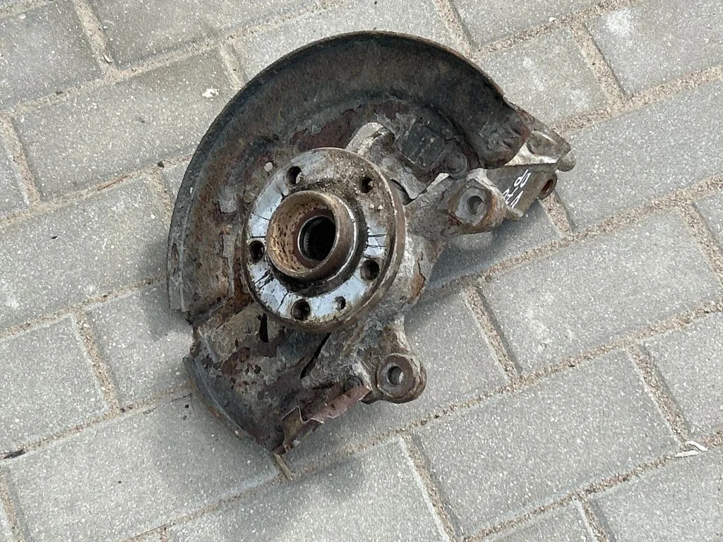 Front wheel hub – front right