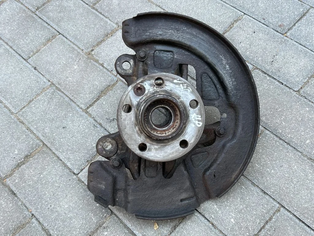 Front wheel hub – front left