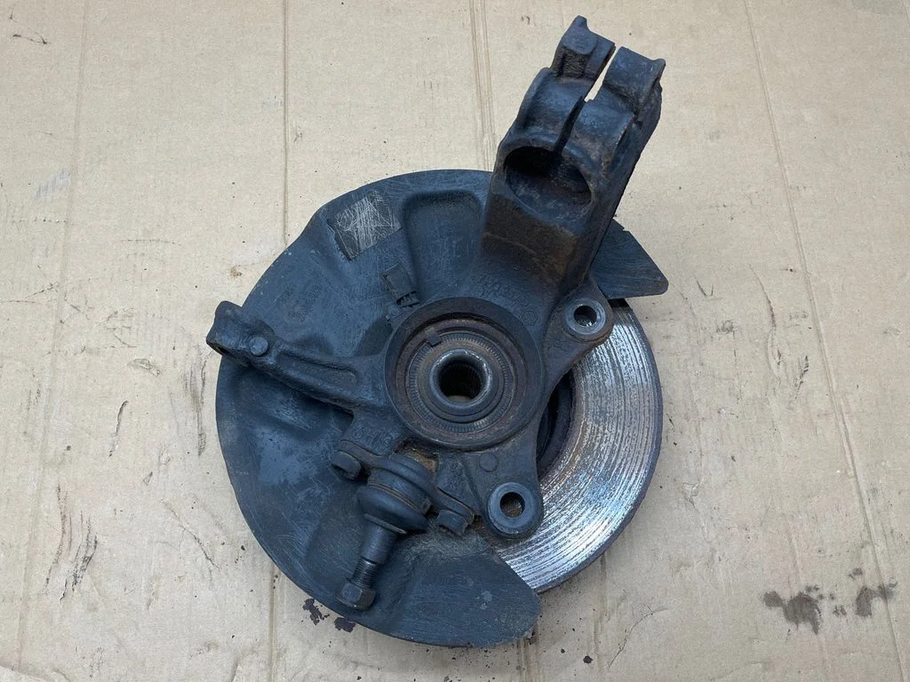 Front wheel hub 7H02570