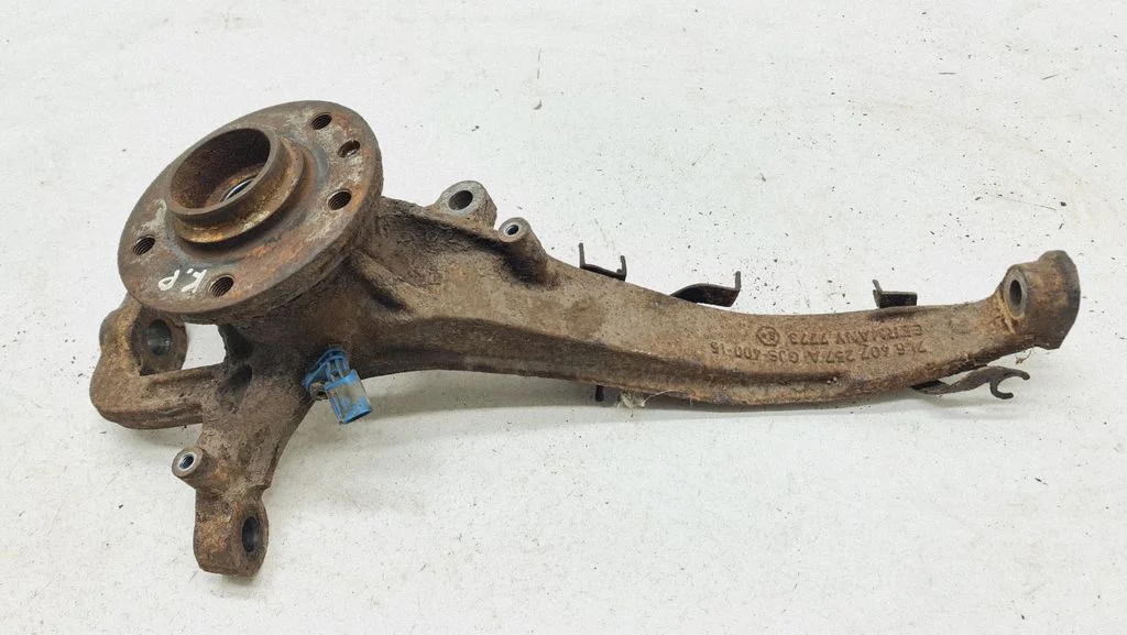 Front wheel hub 7L6407257A