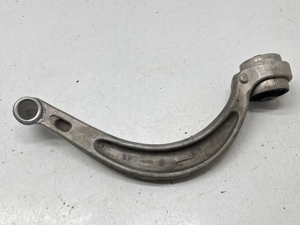 Priekšējā apakšējā svira/svārsts 8W0407694A