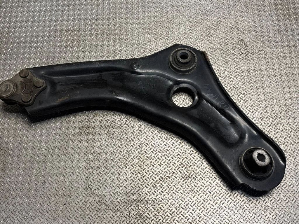 Front lower control arm/wishbone 545845297R