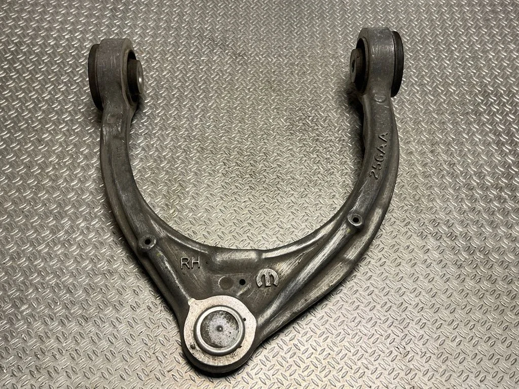 Front lower control arm/wishbone P68375788AC