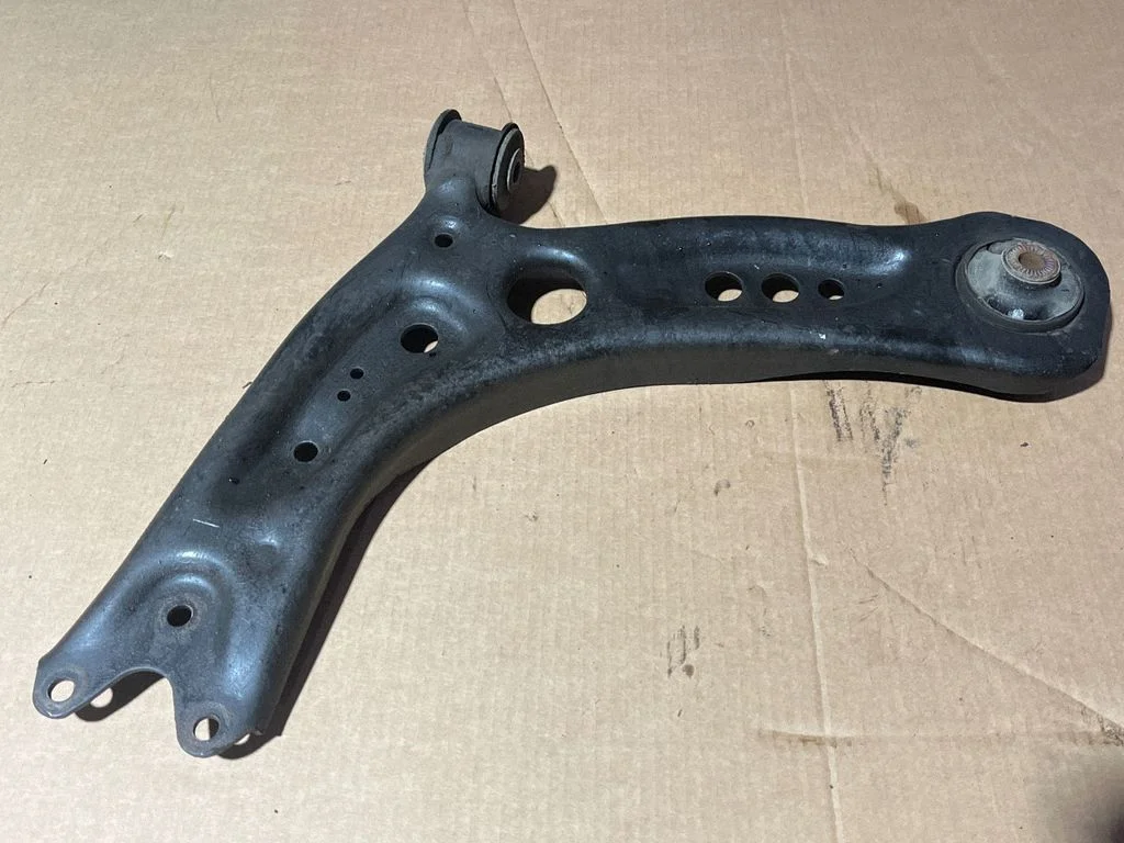 Front lower control arm/wishbone 5Q040715