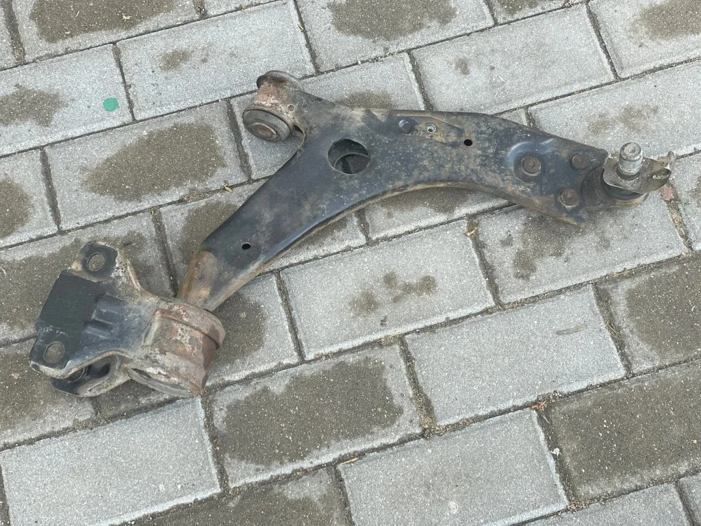 Front lower control arm/wishbone 4211610065