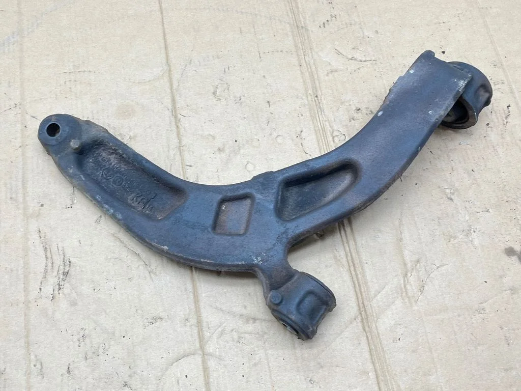 Front lower control arm/wishbone 7E0407165B