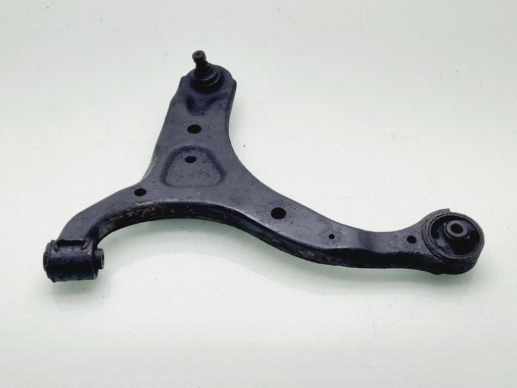Front lower control arm/wishbone 545002P000