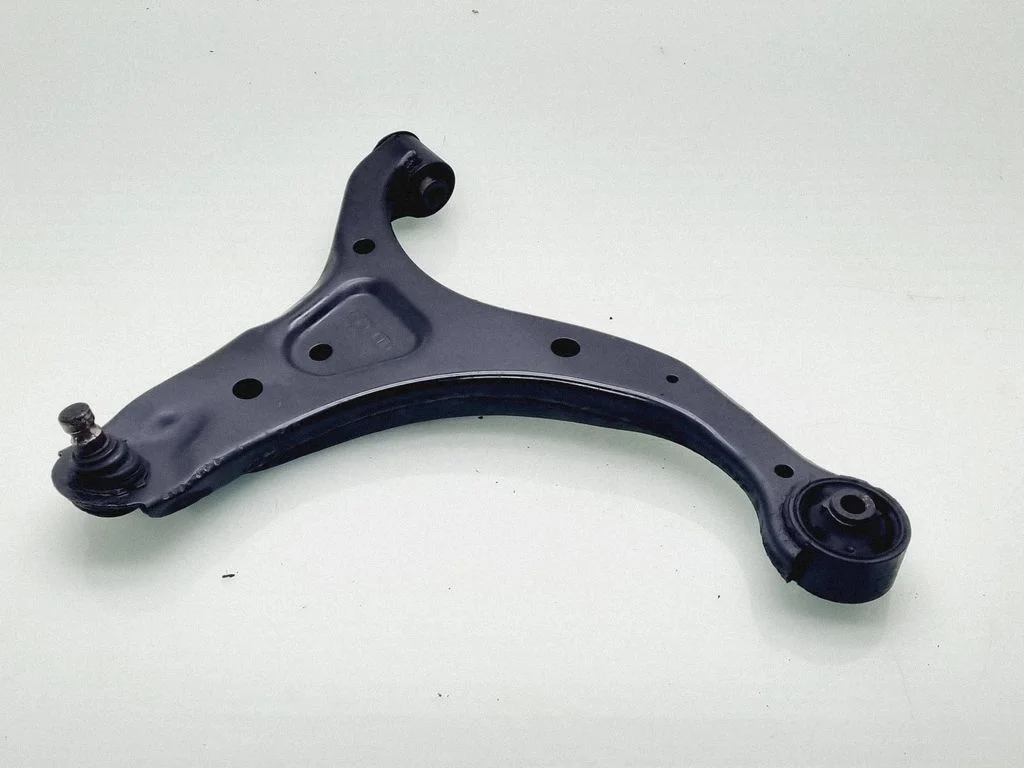 Front lower control arm/wishbone 545012P000