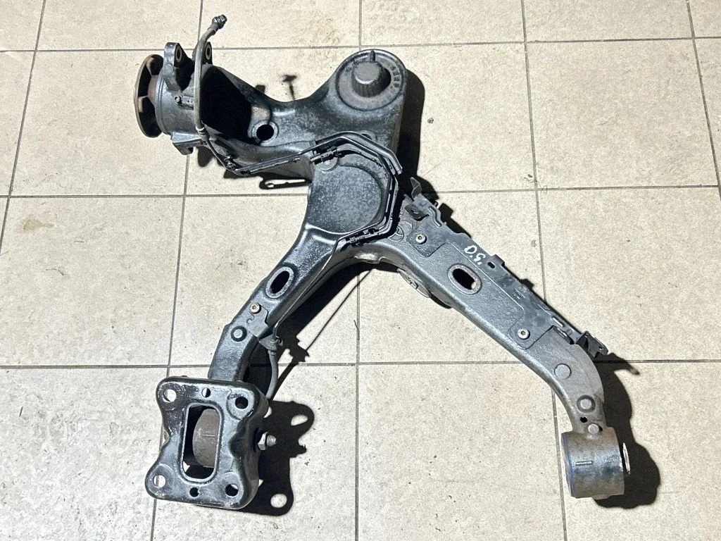 Aizmugurējais rumbas turētājs (šķautne) – Peugeot Traveller (2016-)