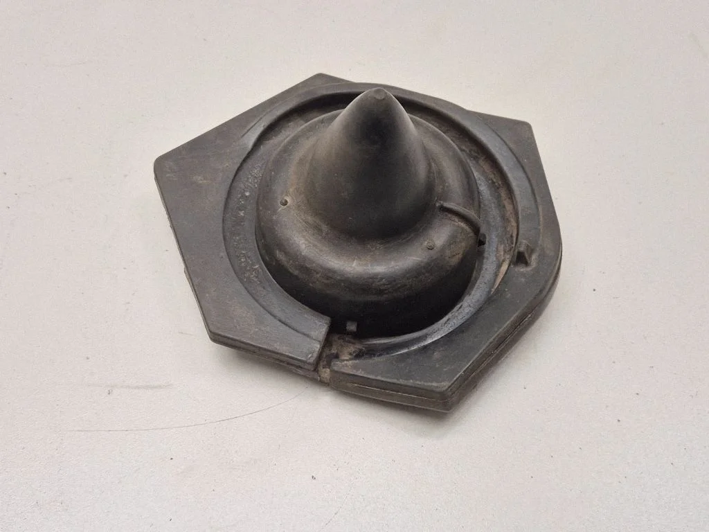Rear coil spring rubber mount 552400003R