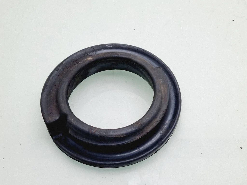 Rear coil spring rubber mount 553312B000