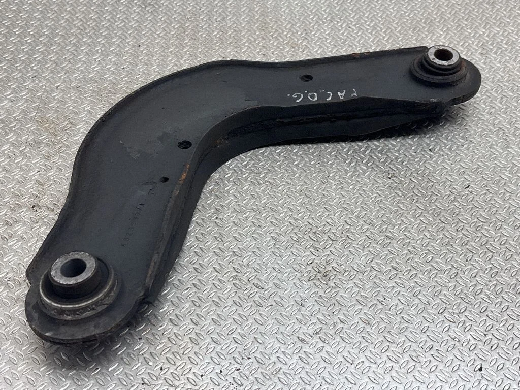 Rear control arm 68235367A