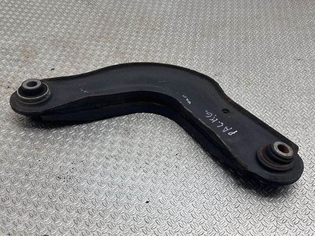 Rear control arm 68235367A